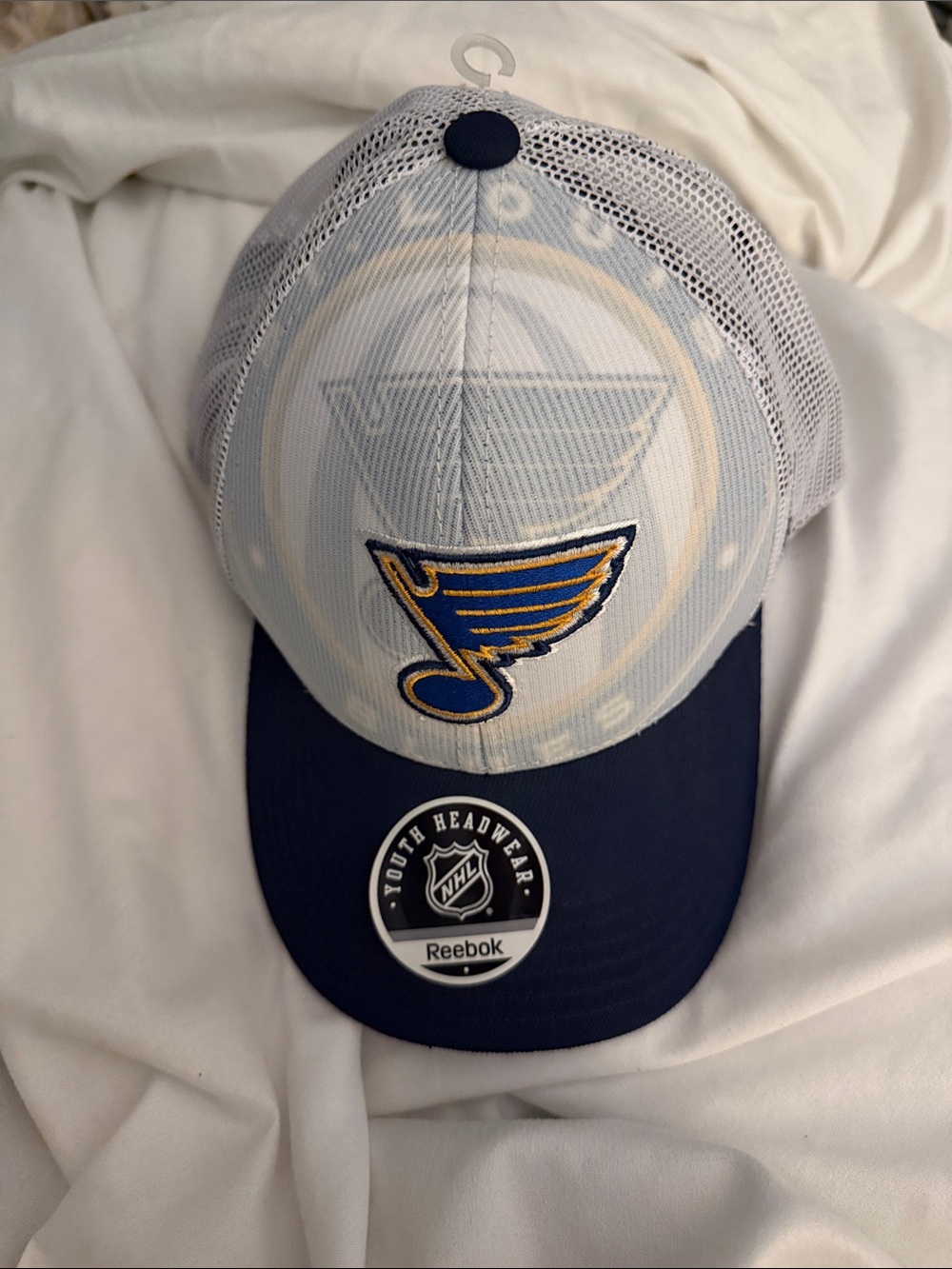 Reebok St. Louis Blues White & Navy Youth Trucker Cap